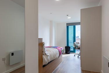 Silver En Suite at Ty Nant, 180 High Street, City Centre, Swansea, SA11NE - Image 1